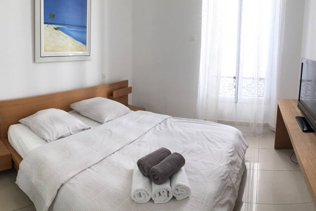 Double bedroom (king size) with TV - Chambre double (lit en 160) avec TV