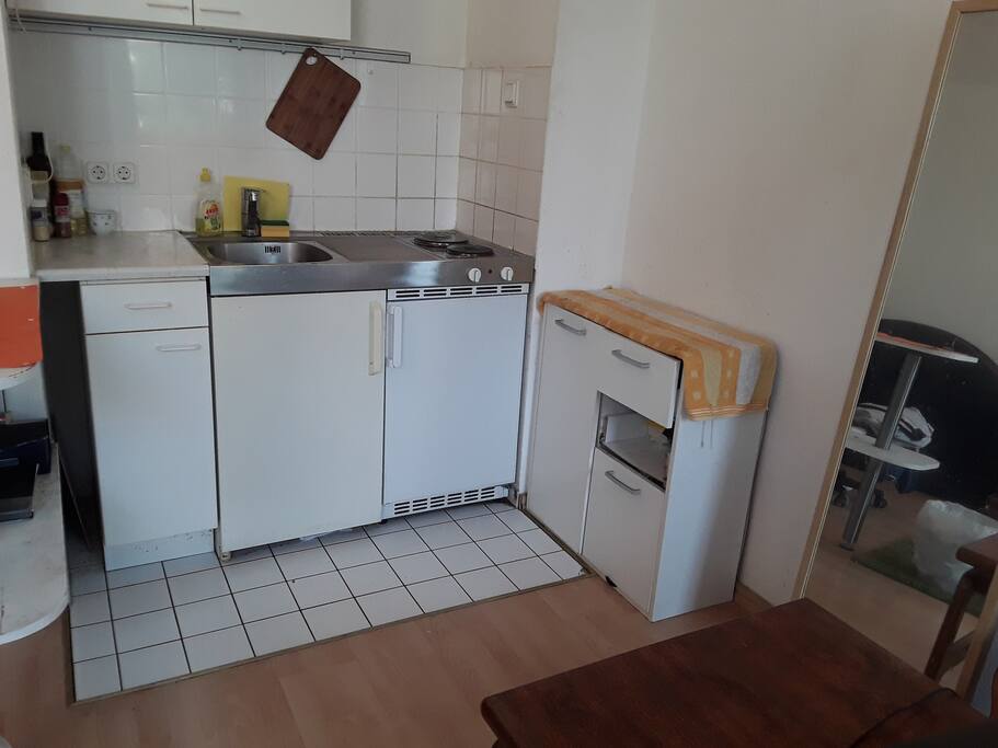 La cocina tiene lo necesario para su uso: una pequeña nevera y congelador, sartenes, cuberteria, platos...