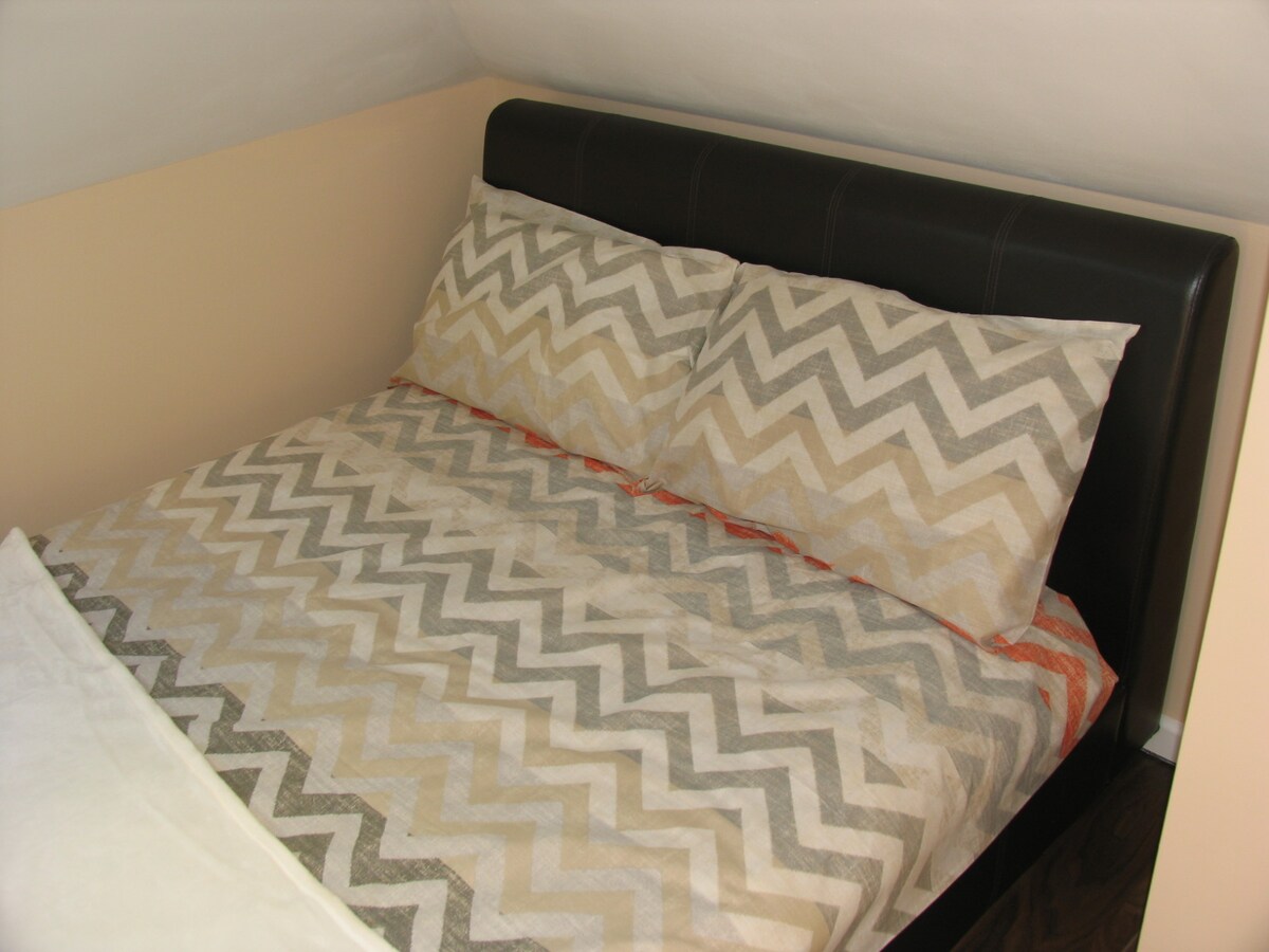 Удобен кожен брачен кревет (широк 125 -