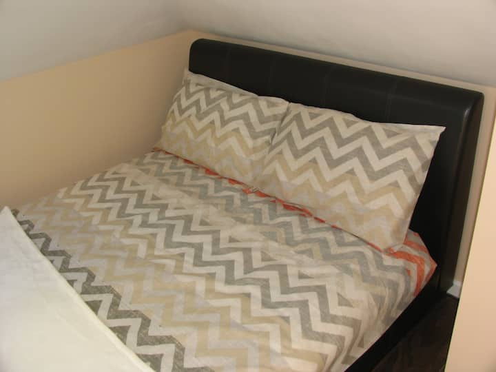 Cómoda cama doble de cuero