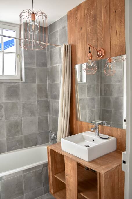 Une salle de bain qui allie carrelage et bois pour un rendu des plus sympathique et agréable !
