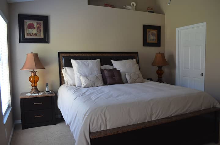 ห้องนอนใหญ่ (ผ้าปูที่นอนอาจแตกต่างกันไปในแต่ละรูปเนื่องจากเรามีการเปลี่ยนแปลง)