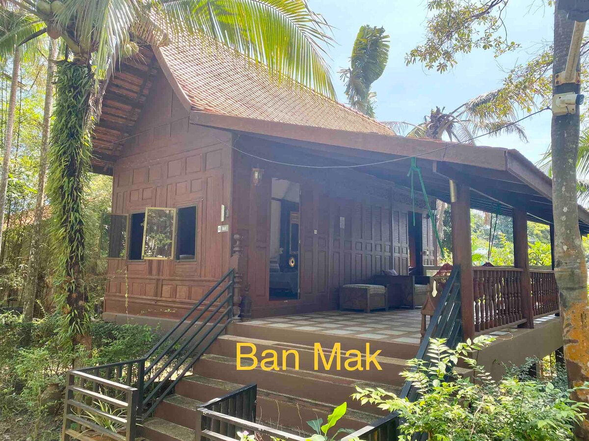 Authentic Wooden Thaihouse on Island Koh Mak Bungalows for Rent in