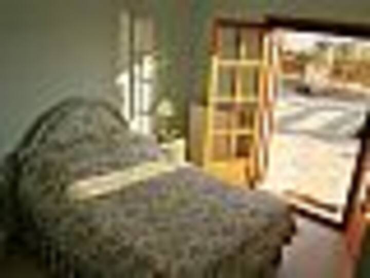 Chambre double avec salle de bain attenante.