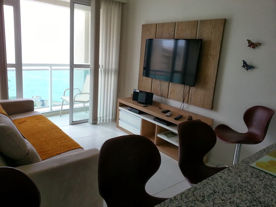 The living room has a sofa bed, air conditioning, 46-inch LED TV with cable TV, rack with stereo and DVD / Blu-Ray player and balcony overlooking the sea.