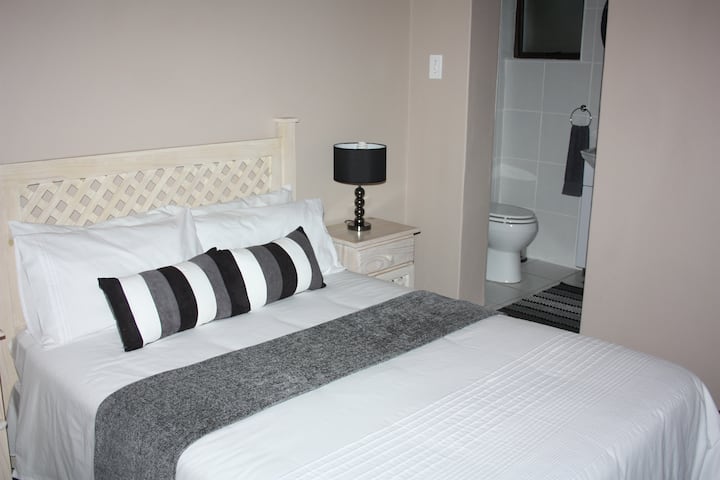 Dhoma e pishinës me banjë brenda