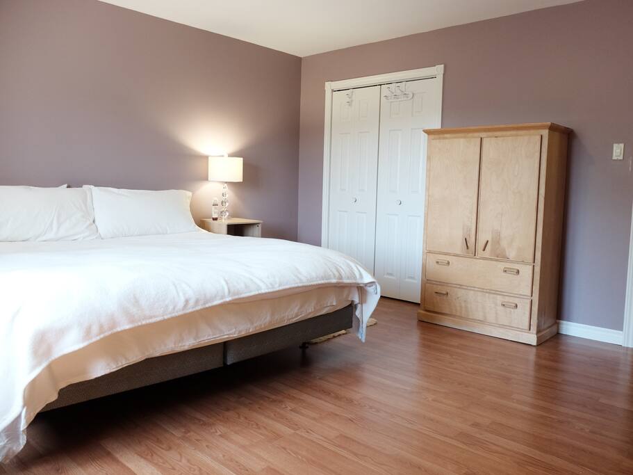 Room #1 Kingsize bed with masterbath