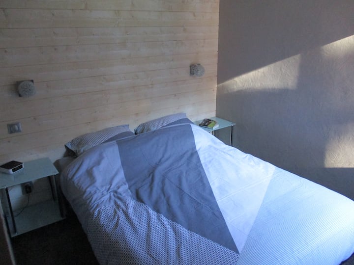 La habitación de los padres con su cama 2 personas