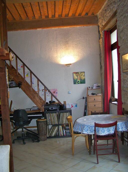 côté escalier mezzanine et table a manger