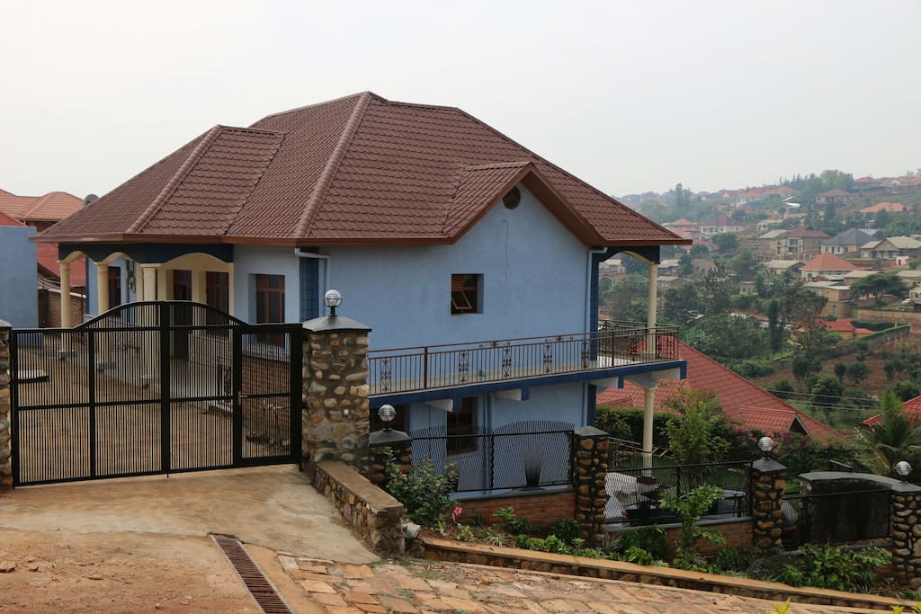 4 furnished rooms house, 3 bathrooms, equiped kitchen, a living room with a TV