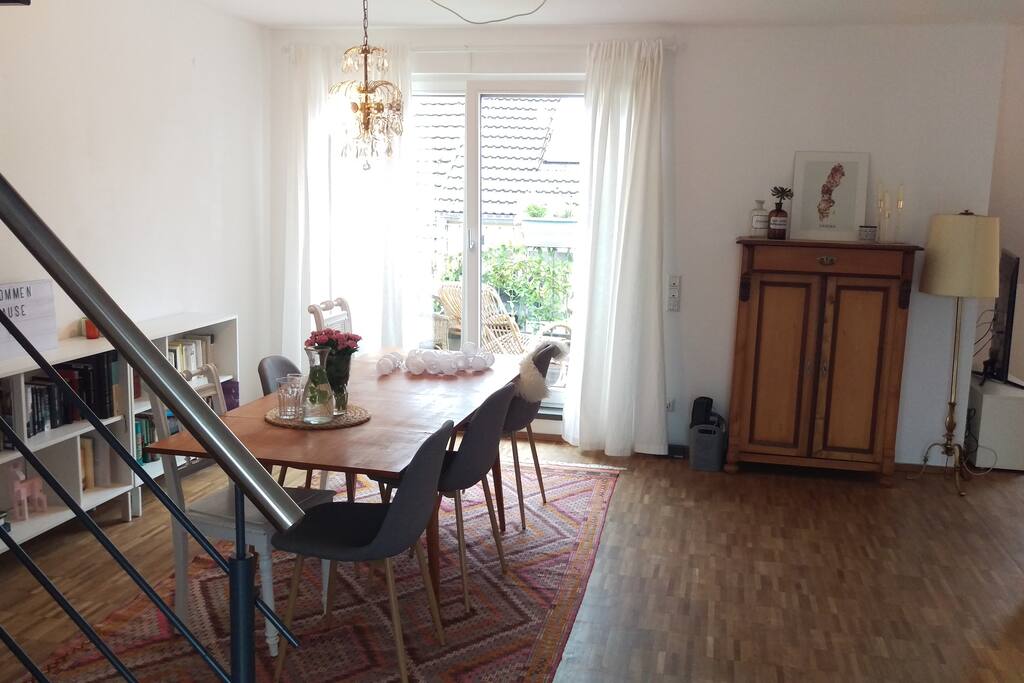 Essbereich mit Zugang zum 1. Südbalkon