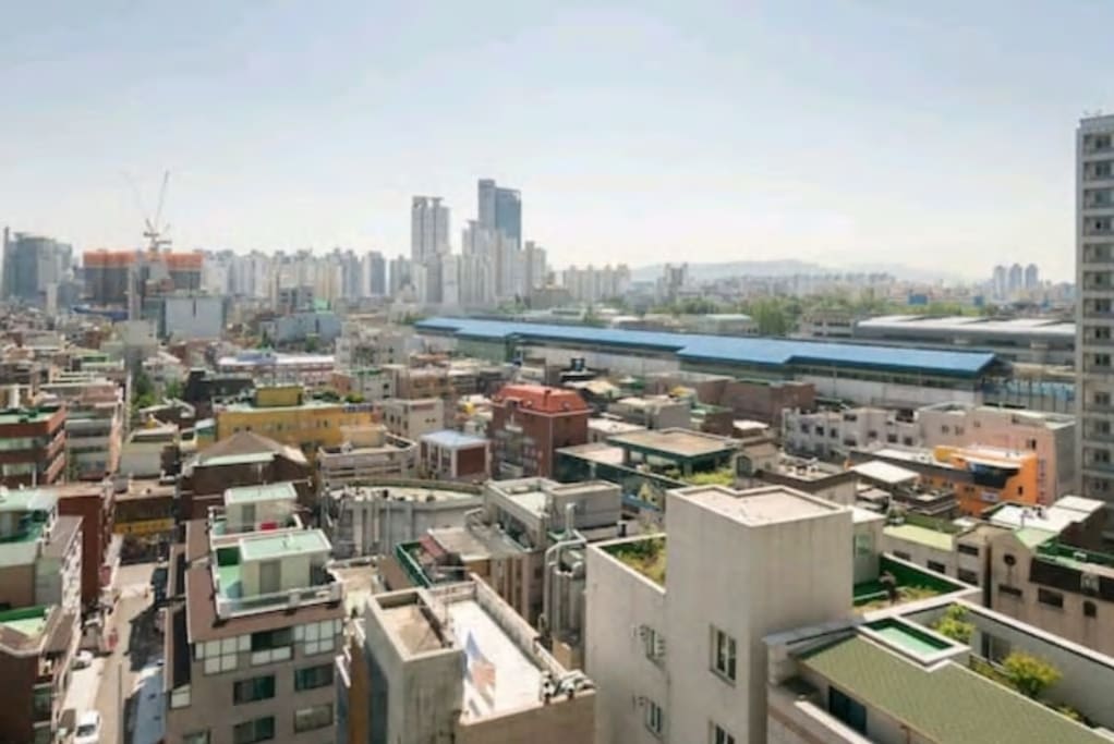 Double bedroom studio with Great view from 10th floor!! As u can see Guui stn (Line2) with blue roof is 2 min walk from here!!