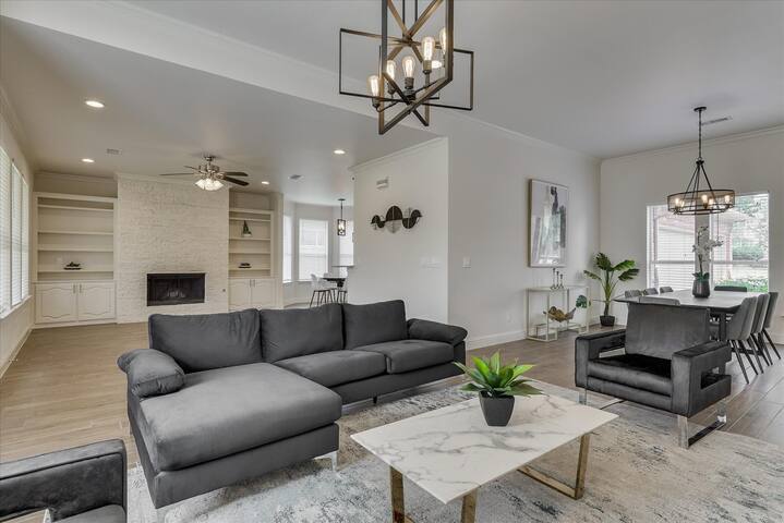 Chic Modern Home gallery image 3