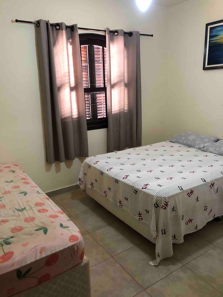 Dhoma e gjumit dy nga shtëpia kryesore me një krevat dopio dhe një krevat dopio 