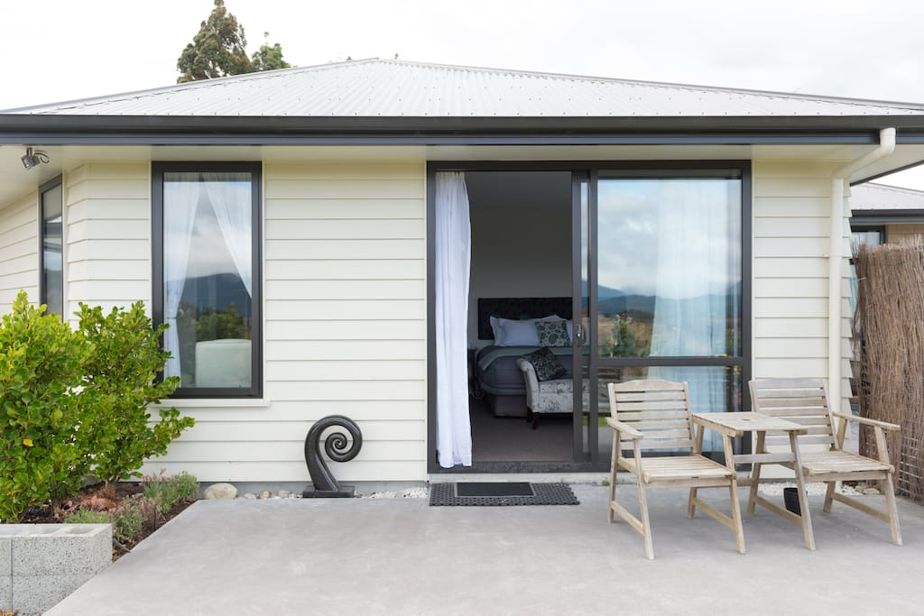 Private enrty & patio with views to the mountains