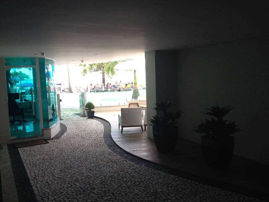 saída do saguão, atravessando a rua está na praia.