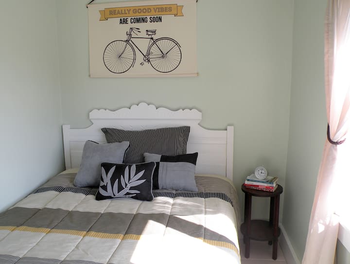 带双人床的卧室