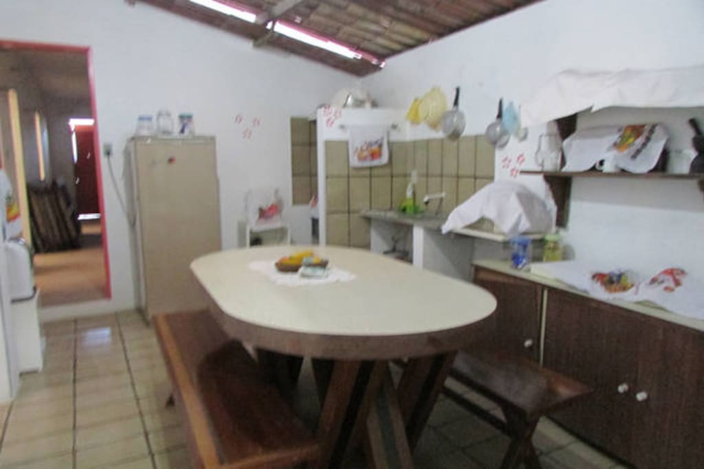 Cozinha com fogão, panelas, geladeira e gelagua novos