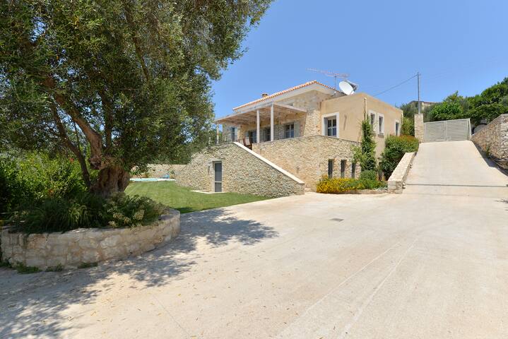 Keronia Villa, cozy villa with private pool gallery image 3