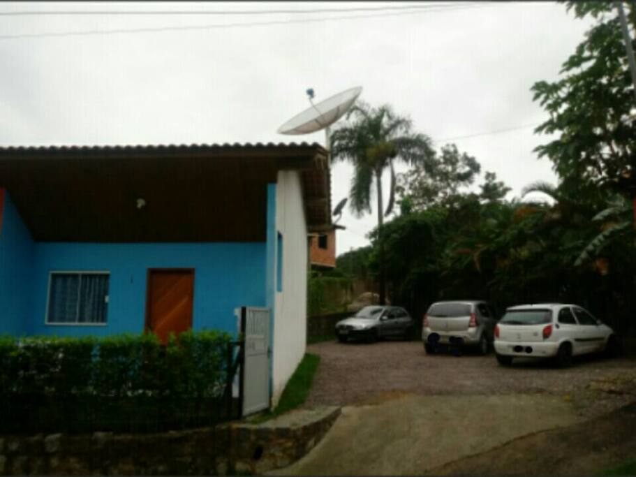 O estacionamento fica ao lado do chalé.