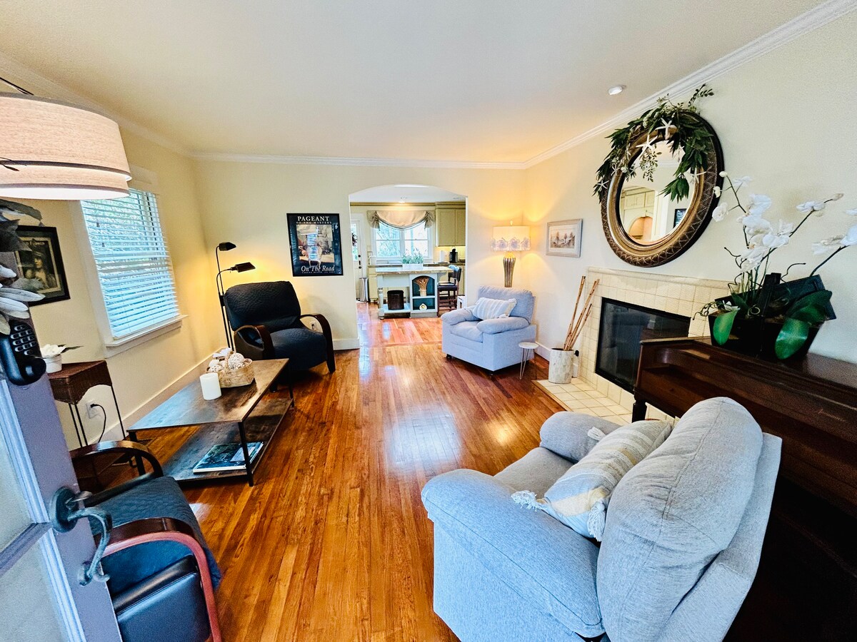 Successful Airbnb property: Seaside Sanctuary-walk to beach/village, King bed in San Diego