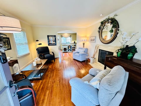 Successful Airbnb property: Seaside Sanctuary-walk to beach/village, King bed in San Diego