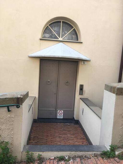 Il portoncino d'accesso da Via San Bartolomeo degli Armeni