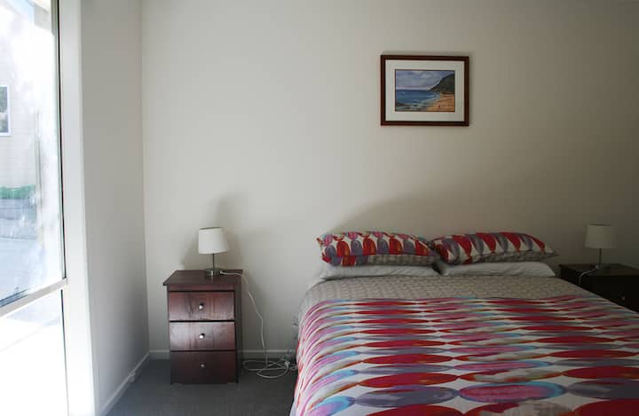 Главна спалня - включва вградени халати, чекмеджета и малък телевизор