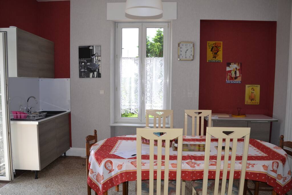 La cuisine très spacieuse et lumineuse plein sud