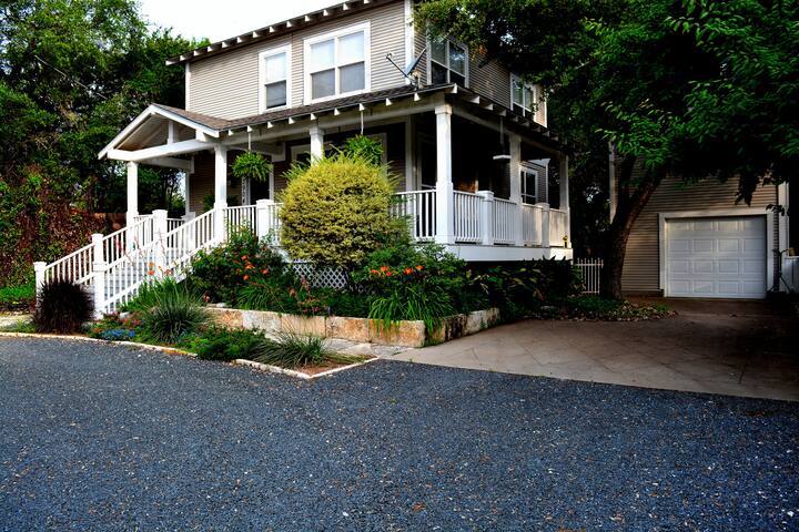 Charming 4 Bed 2.5 Bath-Just Minutes from the Lake gallery image 2