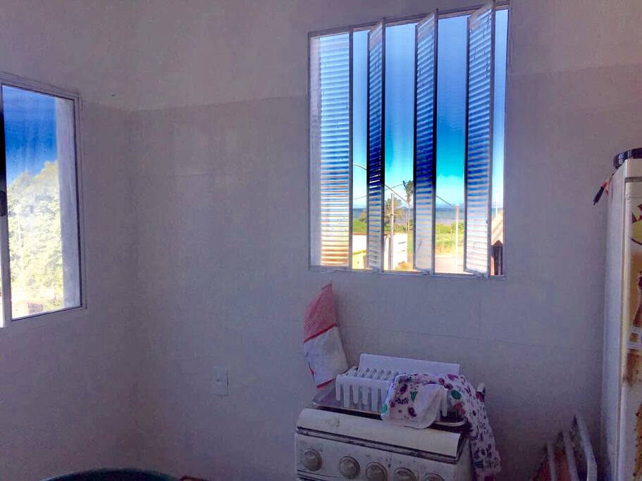 Cozinha completa com vista para o mar que fica a uma quadra do apartamento
