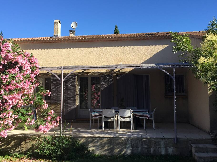 Terrasse ombragée avec table et chaises de jardin