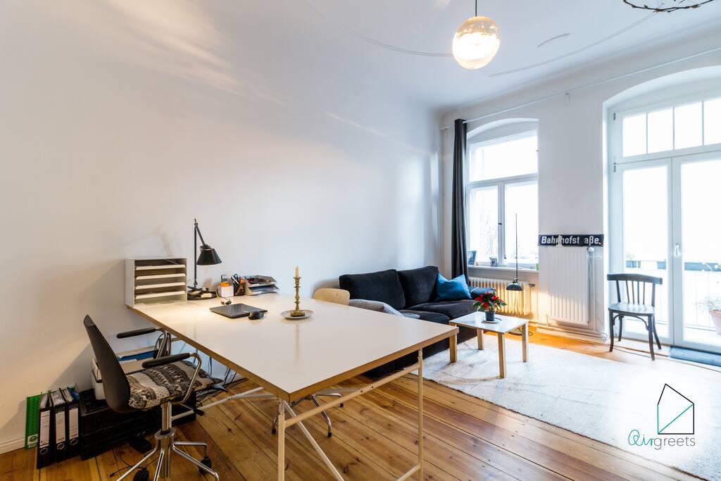 The spacious desk gives you enough room for all your work documents and utensils.