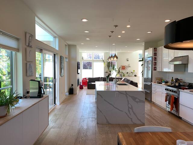 Modern Sun-filled 3 Bedroom Home in Greenlake gallery image 4