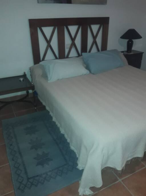 2. Dormitorio con cama de matrimonio