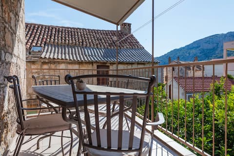 Top Airbnb: Stone house apartment in Grad Vis
