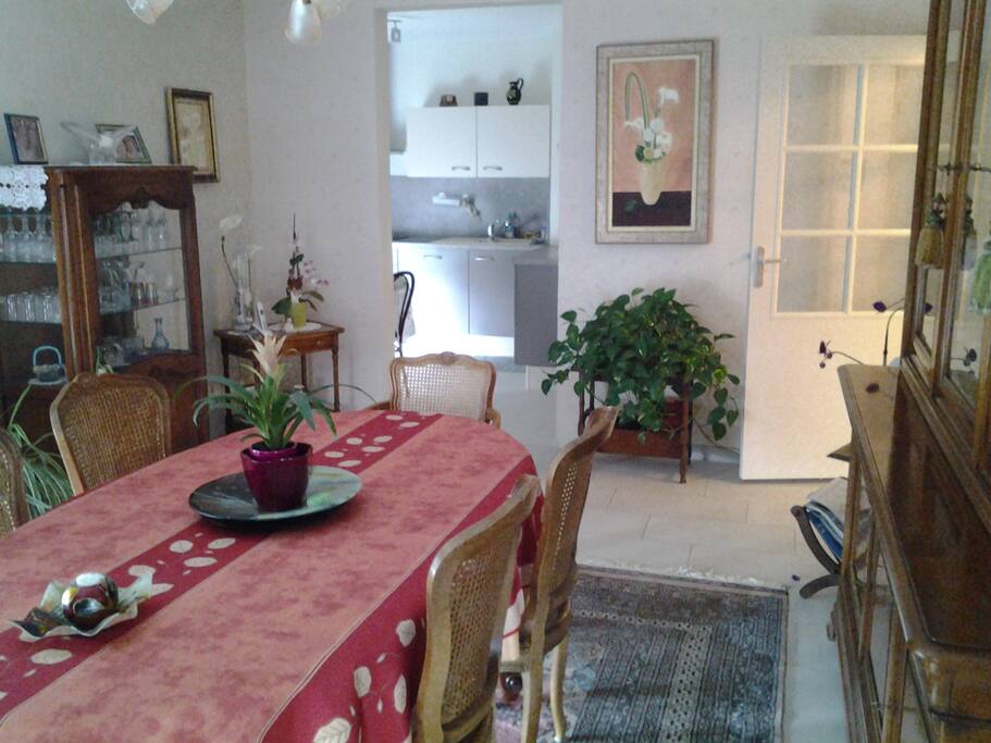 Salle a manger donnant sur cuisine