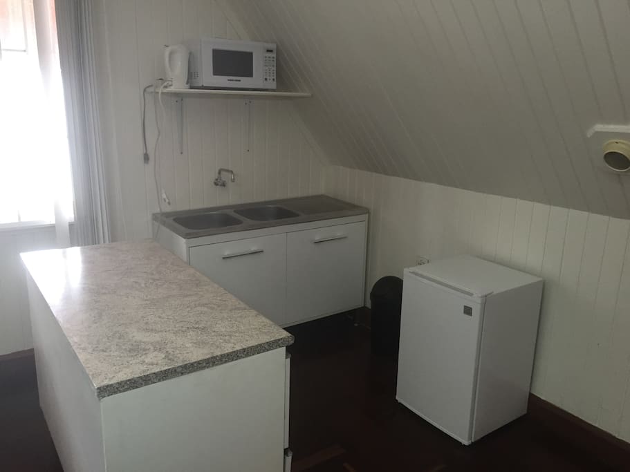 kitchenette met elektrische kookplaat 2 pits