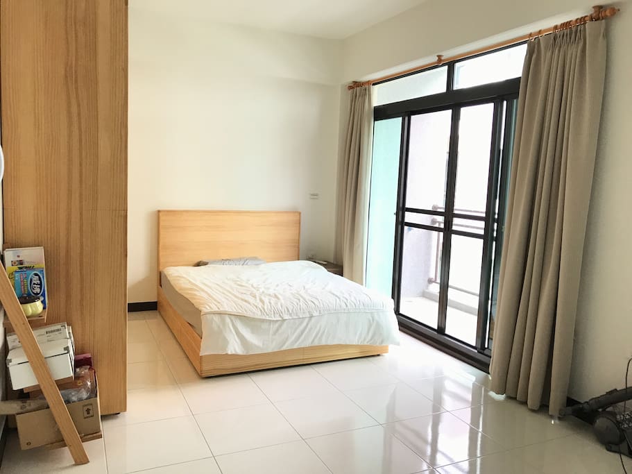 全新的房子及實木家具
New house and solid wood furniture