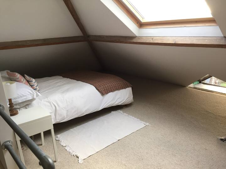 غرفة مزدوجة في الغرفة العلوية ، مع إطلالات مذهلة على كينغسبريدج ودين