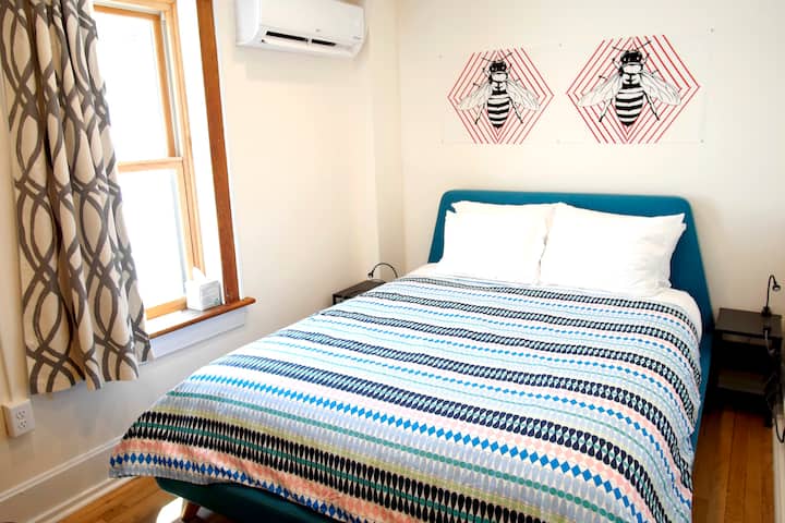 ห้องนอน #2 หมอนสไตล์โมเดิร์นแบบเดนมาร์กเตียงควีนไซส์โต๊ะข้างไฟและปลั๊กสำหรับสิ่งของทั้งหมดของคุณ