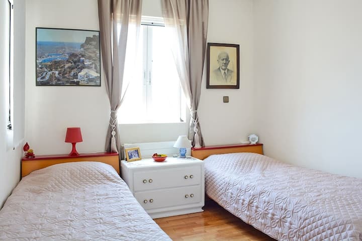 vedľa nej je naša 1. spálňa s dvoma samostatnými lôžkami, stropným ventilátorom a dvoma oknami pre extra morský vánok...