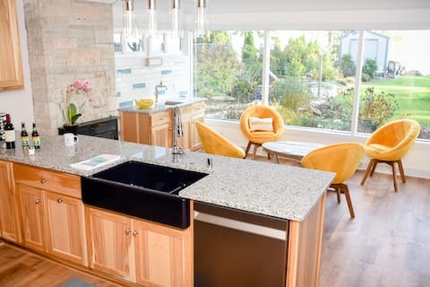 Lakefront Charmer, cheerful decor gorgeous garden