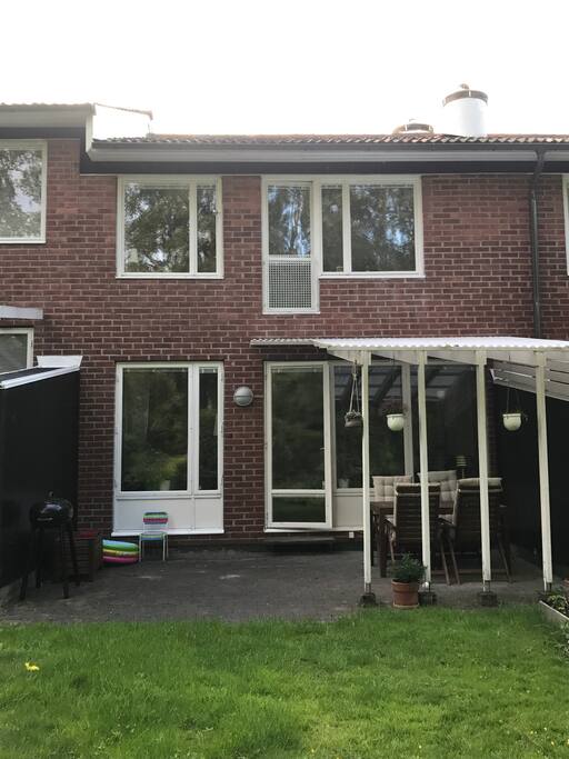 Uteplats med utdragbart matbord. Tillgång till grill