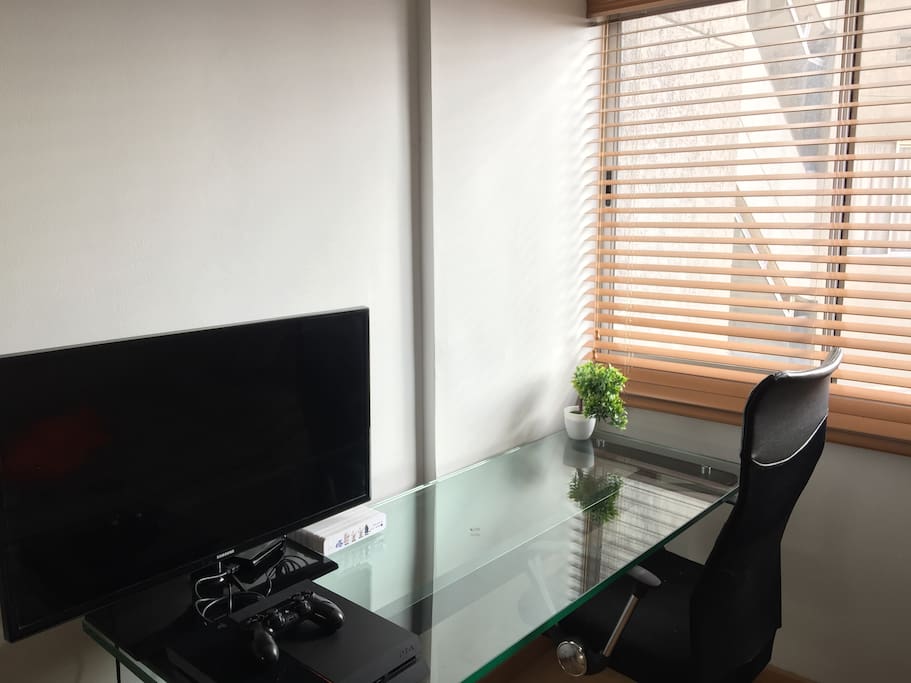 La habitación cuenta con un gran escritorio, televisión por cable y un gran closet.