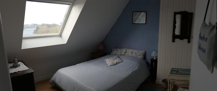 蓝色卧室，一楼（床140 ）