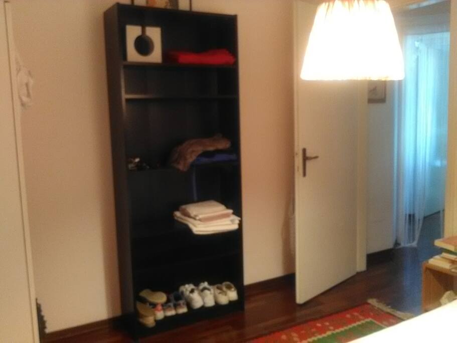 stanza con letto matrimoniale
per ospite