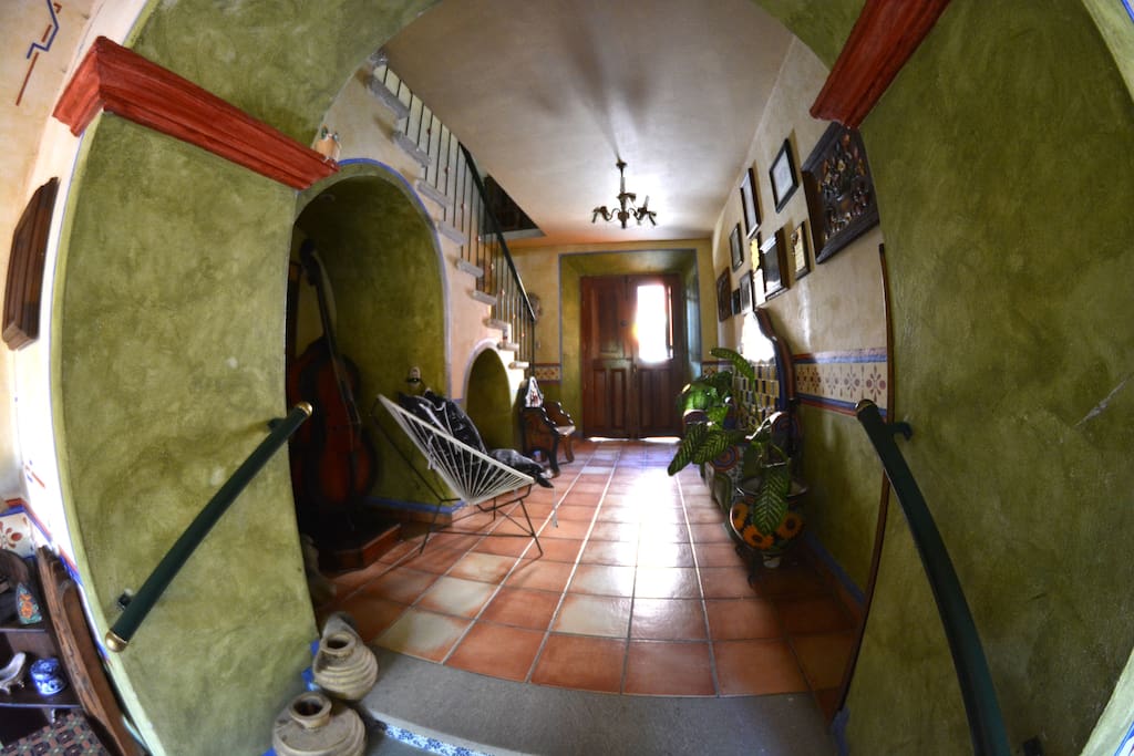 Los gruesos muros de adobe dan frescura a la parte mas antigua de la casa