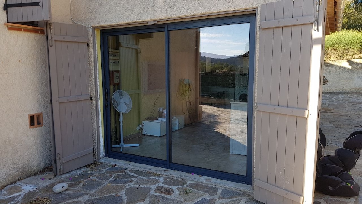 สตูดิโออิสระที่อยู่ติดกับบ้าน (พร้อมทีวีฝักบัวโถสุขภัณฑ์เครื่องปรับอากาศ)