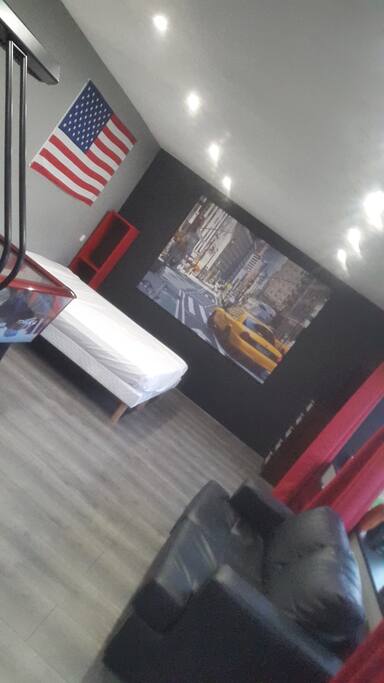 studette en face de la maison( pas de salle de bain uniquement dans la maison possibilité de mettre un matelas gonflable